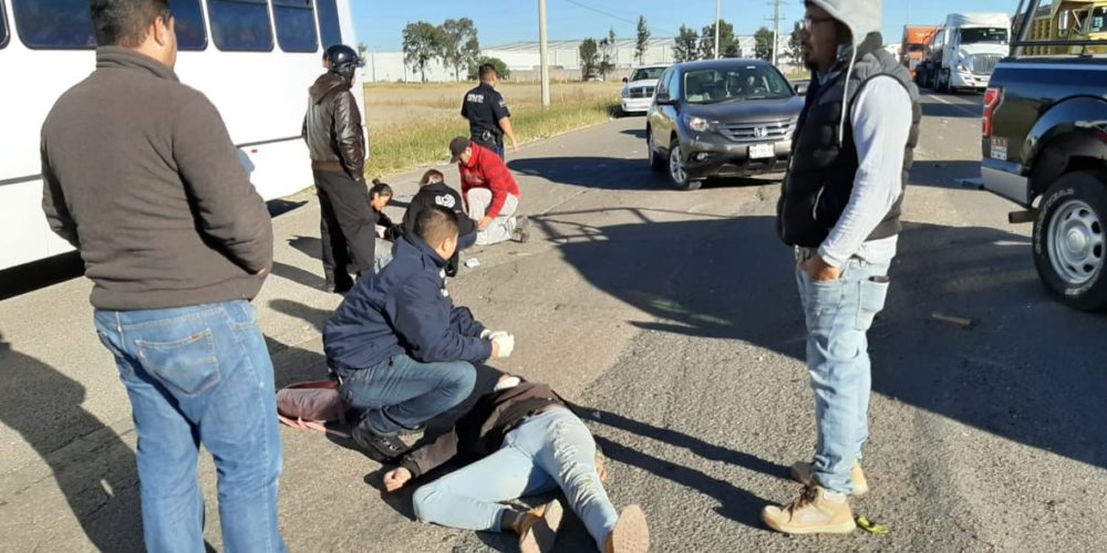 Motociclista y acompañante se accidentan en carretera de Aguascalientes