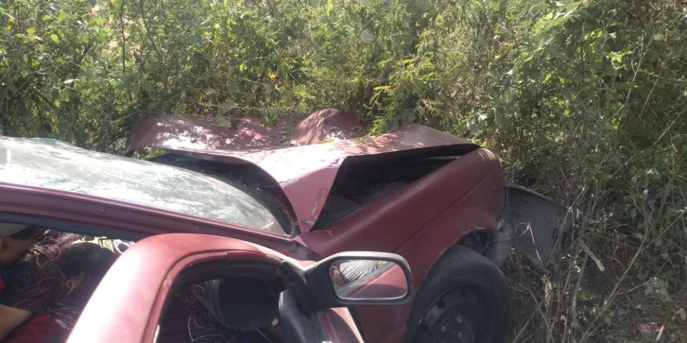Familia se accidenta al chocar contra un poste y se lesionan