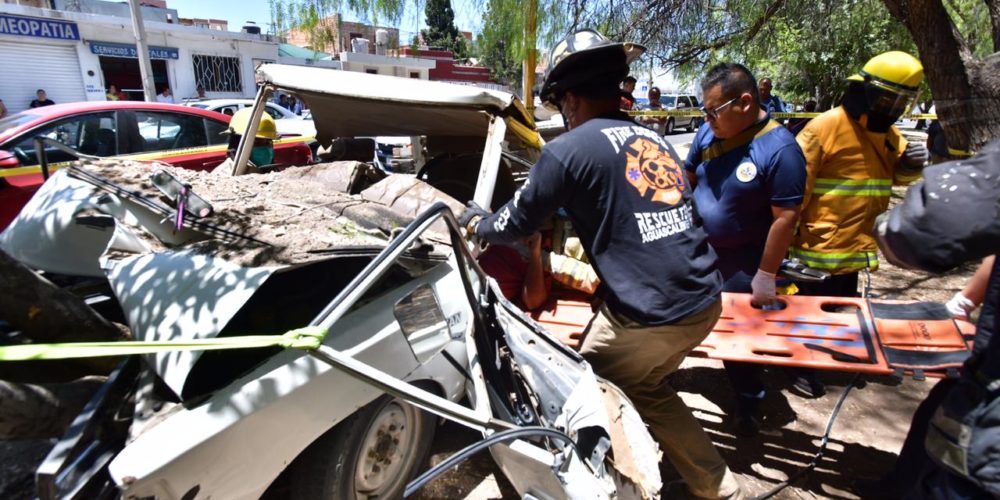 Conductor queda prensado tras fuerte choque en la Avenida Alameda