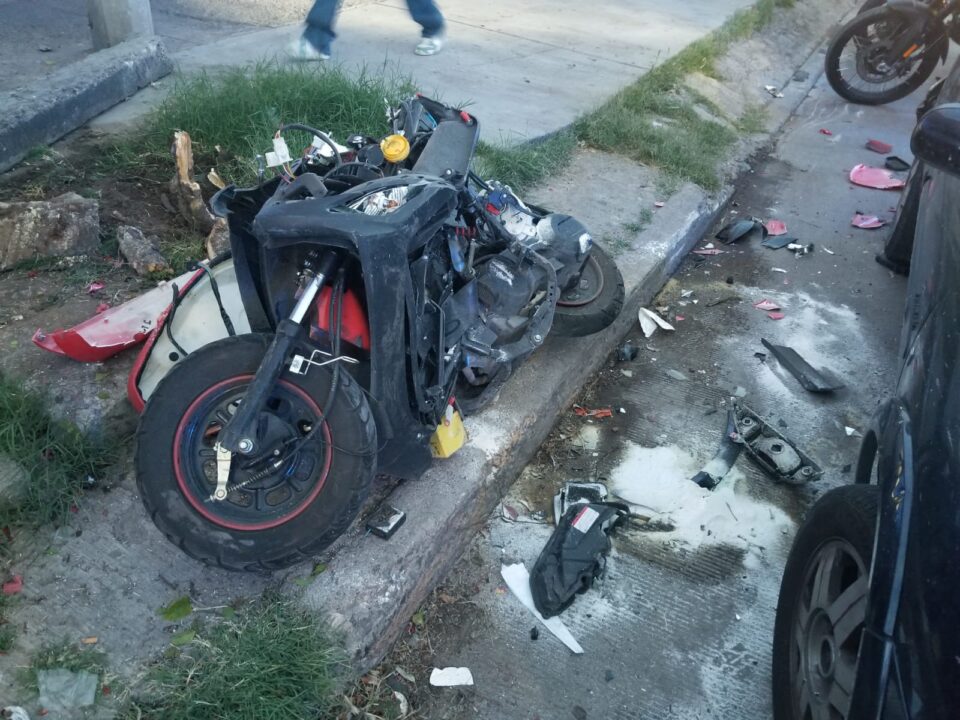 Pierde el control del volante y se impacta contra una motocicleta y un ...